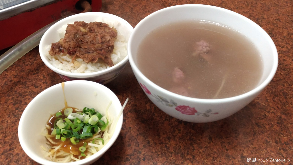 台南「吳家土產牛肉湯」－來台南就要喝牛肉湯！成功大學附近宵夜