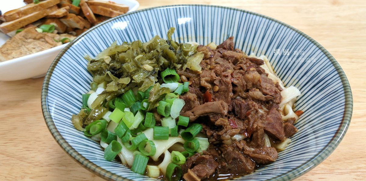 新店「牛一麵」－覆滿肉丁的牛肉乾拌麵與京醬拌飯，切上一盤滷菜和燙青菜，就是下班後小資卻豐盛的一餐
