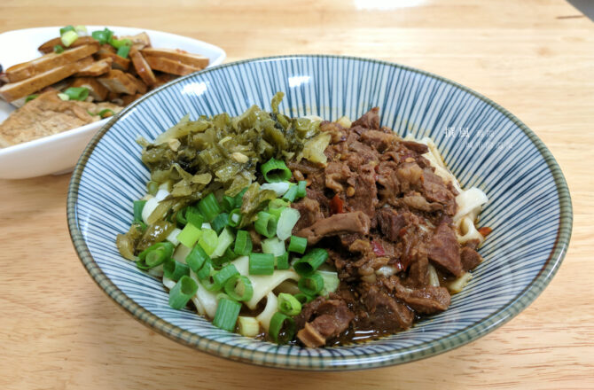 新店「牛一麵」－覆滿肉丁的牛肉乾拌麵與京醬拌飯，切上一盤滷菜和燙青菜，就是下班後小資卻豐盛的一餐