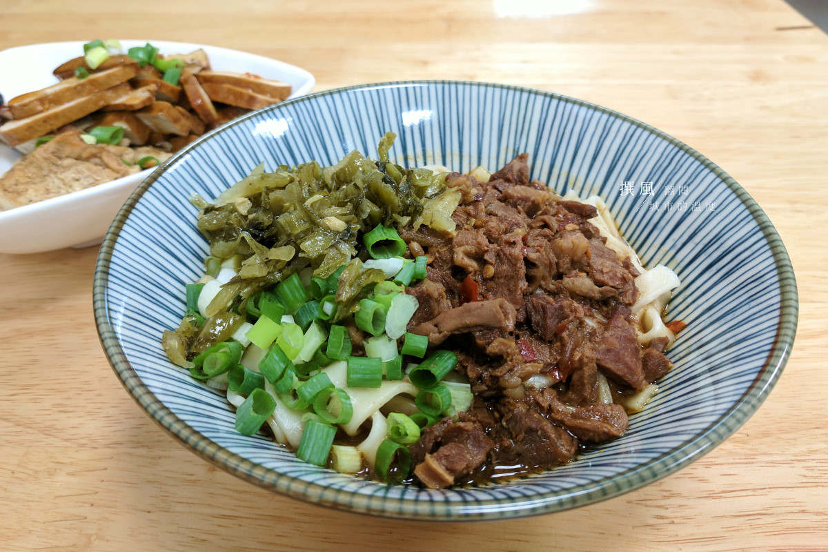 新店「牛一麵」－覆滿肉丁的牛肉乾拌麵與京醬拌飯，切上一盤滷菜和燙青菜，就是下班後小資卻豐盛的一餐