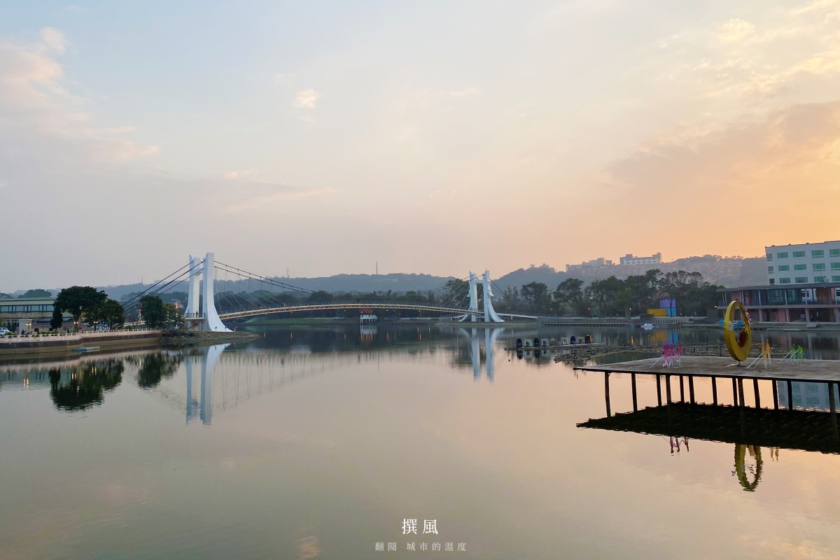 桃園「龍潭大池」－在地文化風景畫！吊橋燈光秀與水上步道