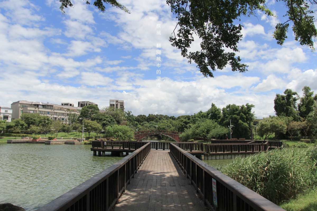 桃園「龍潭大池」怎麼玩？12個園區特色，水上步道廟宇與斜張吊橋燈光秀