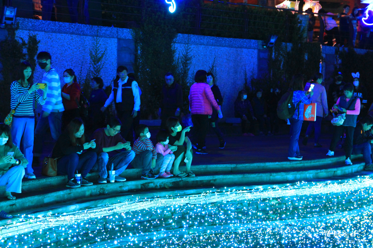 新莊「幸福下一站，藍調中港」，中港大排親水步道光雕秀，一片水光藍幕與悠閒