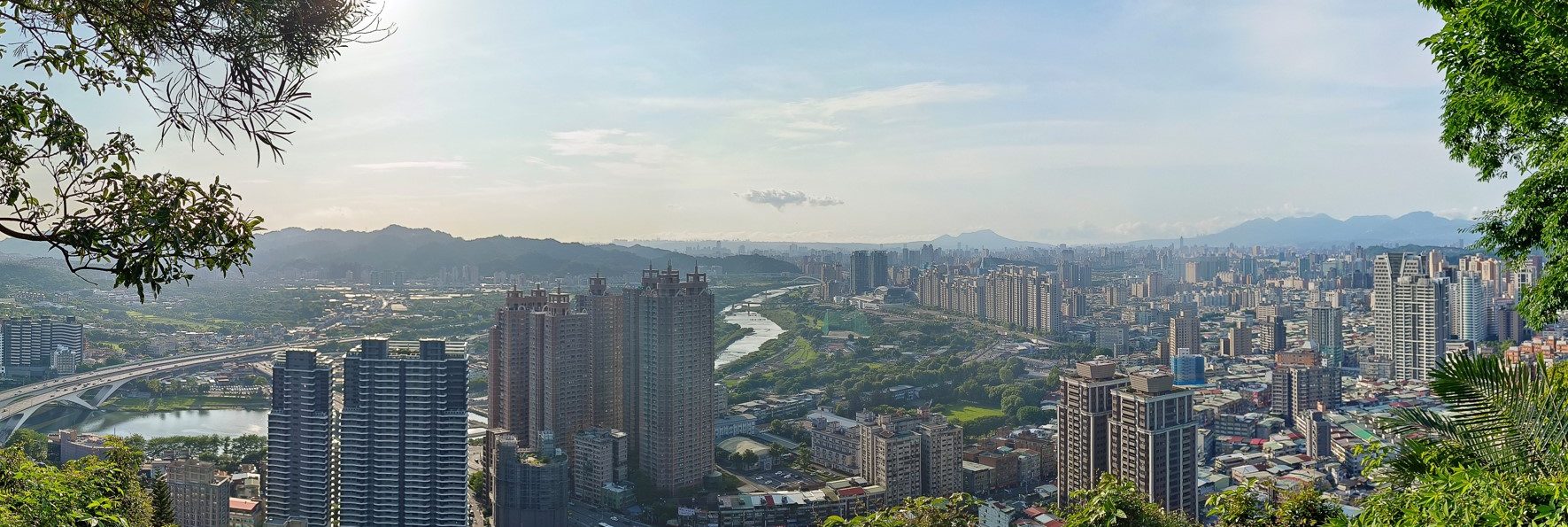 【新店】獅頭山步道｜捷運口30分鐘登頂！夕照如仙境，還能飽覽碧潭城市風光