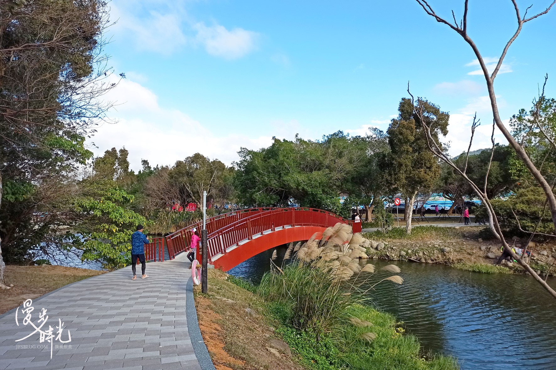三坑自然生態公園紅色拱橋