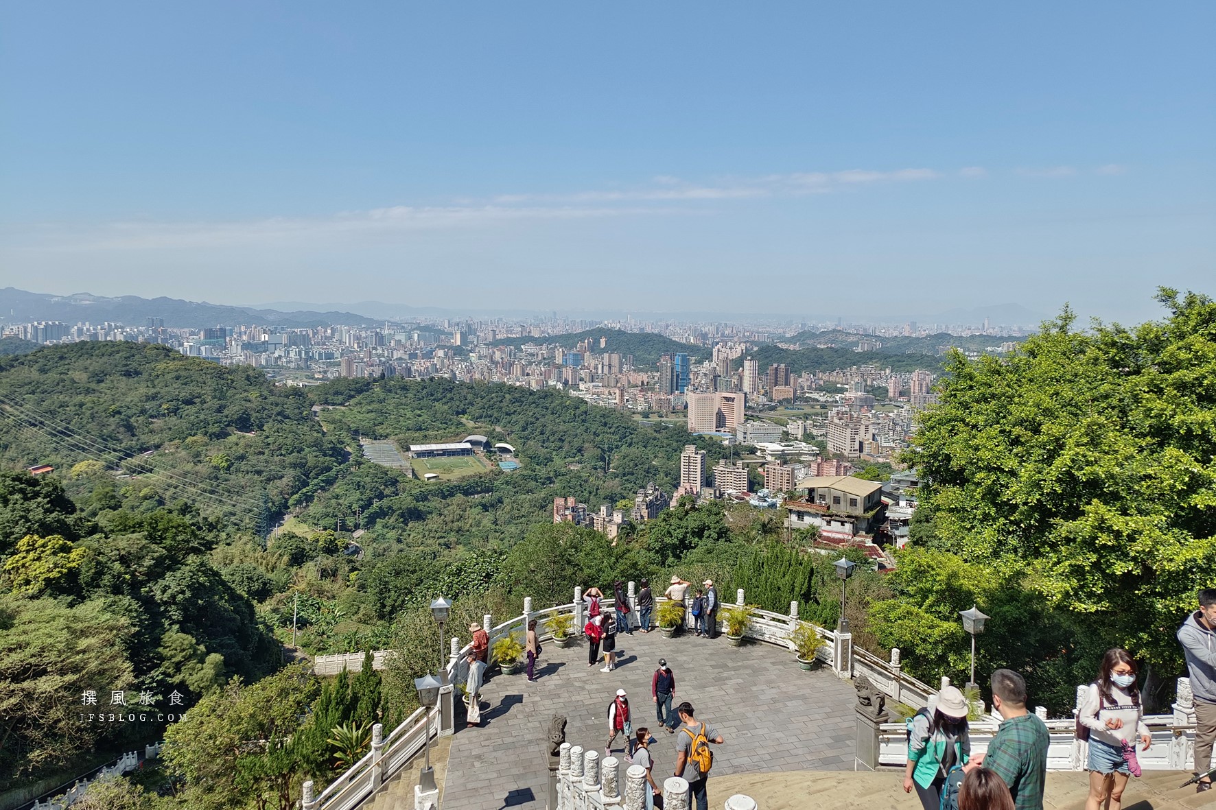 登殿可以眺望台北景致