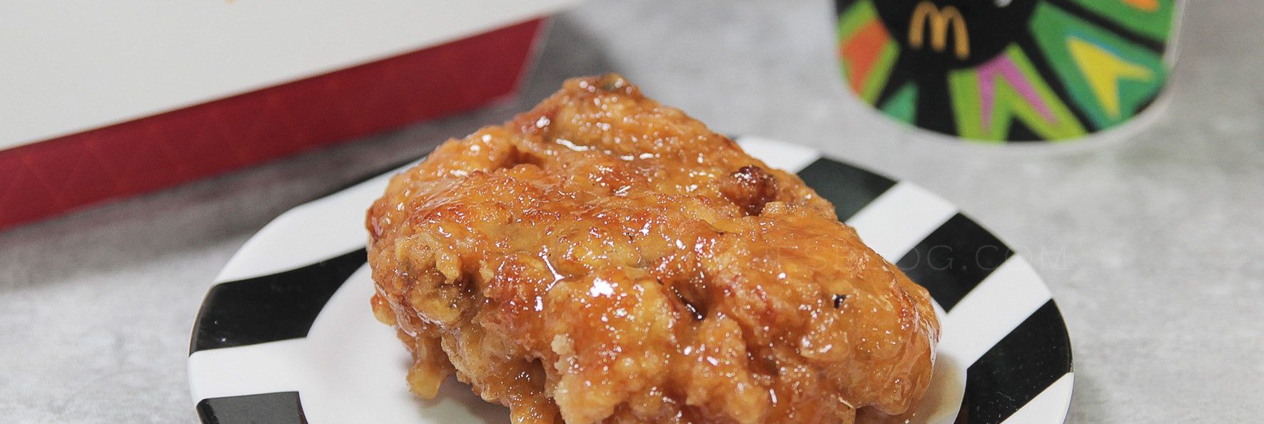 麥當勞「蜂蜜洋釀韓風炸雞腿」好吃嗎？皮酥肉汁多，蜂蜜蒜香層次豐富！