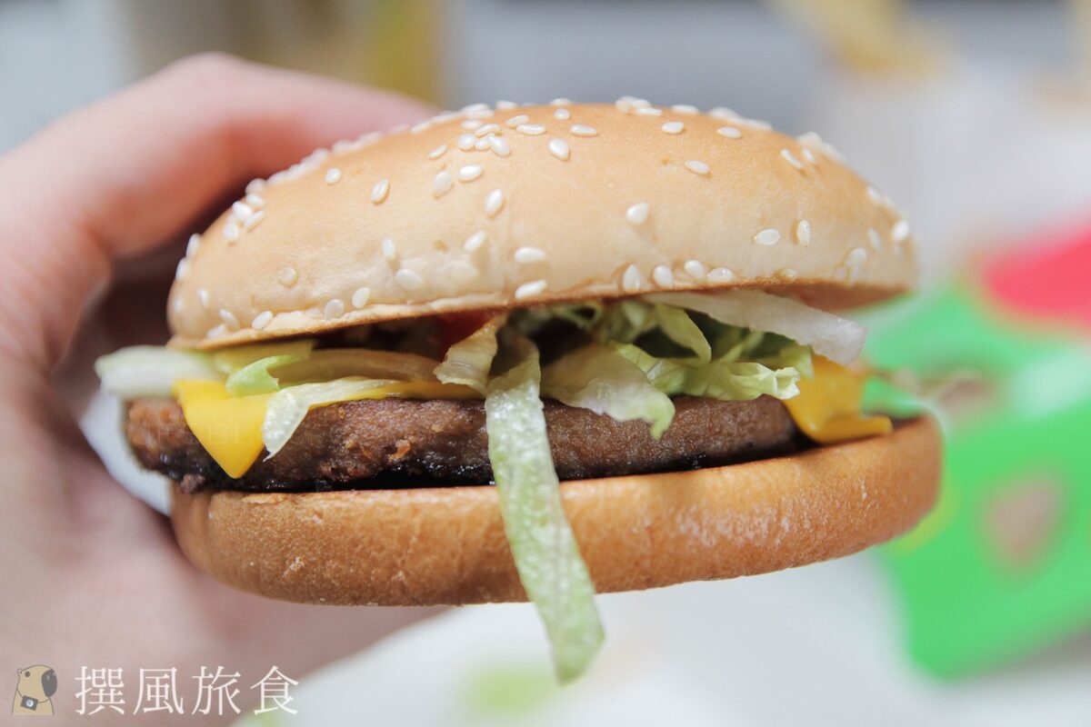 麥當勞「植物系漢堡」好吃嗎？首推鍋邊素未來肉漢堡，與實際肉排相比還是吃得出差異