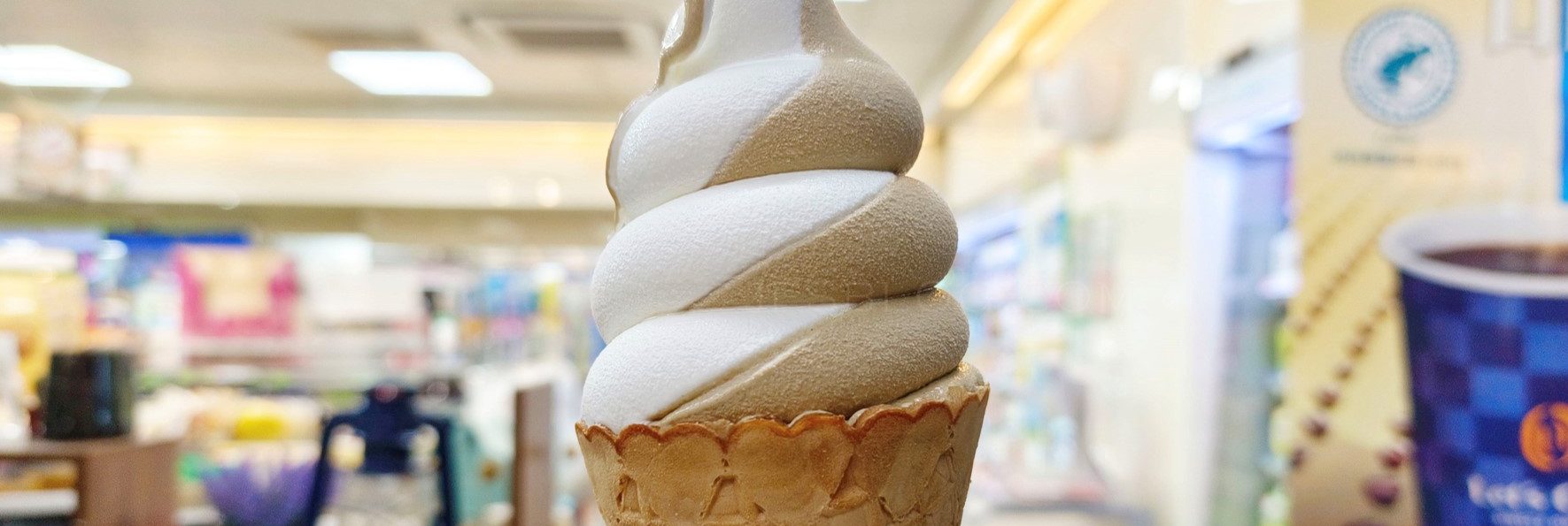 全家「東方美人茶霜淇淋」好吃嗎？微苦的大人系霜淇淋陪你入秋