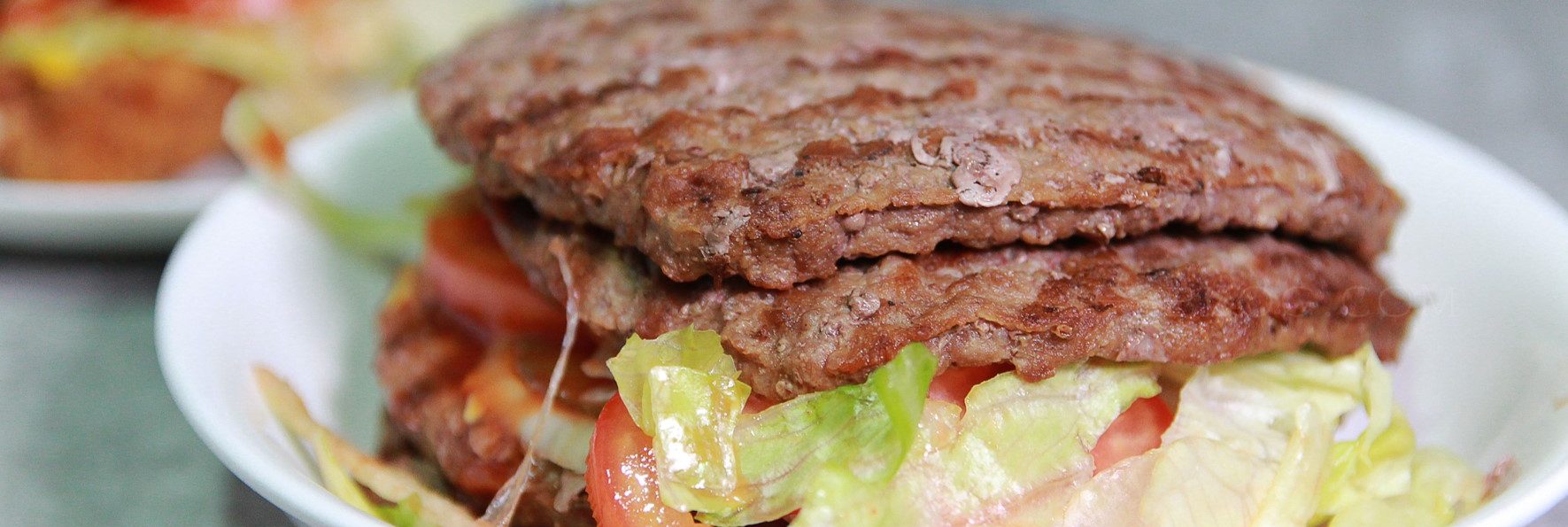 漢堡王「17.6盎司究極重磅」好吃嗎？中秋就是要吃肉！用肉排取代麵包的四層肉排漢堡超霸氣