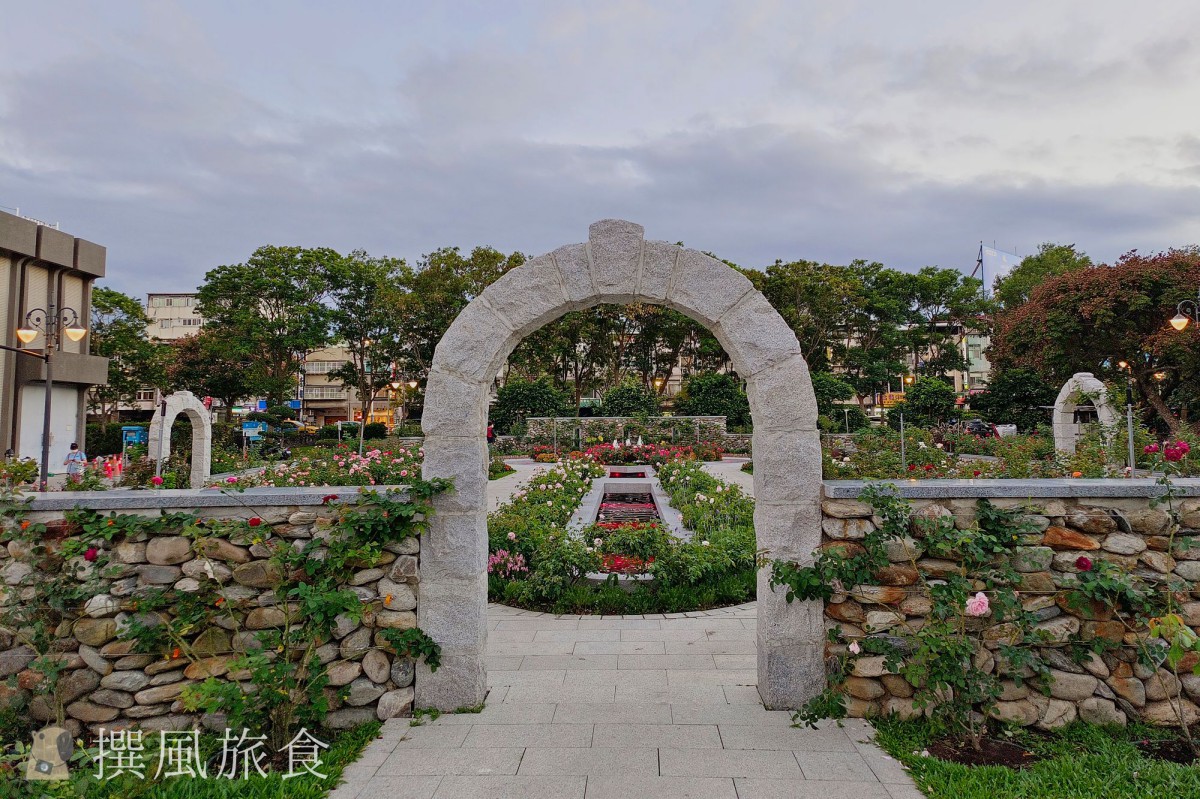圓山花博「台北玫瑰園」，市區內的花海迷宮，還能玫瑰花叢裡悠閒喝咖啡
